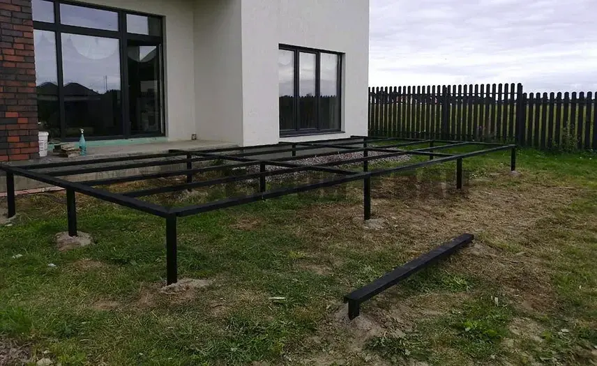 Готовий фундамент під терасу перед укладанням покриття