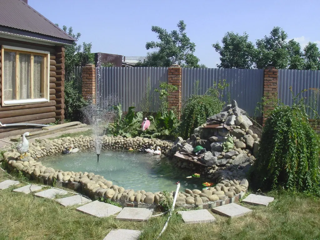 Готова конструкція ставка з водоспадом власноруч