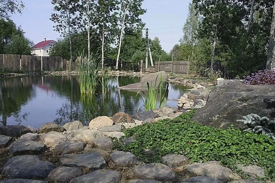 Готова конструкція ставка власноруч із заповненням водою